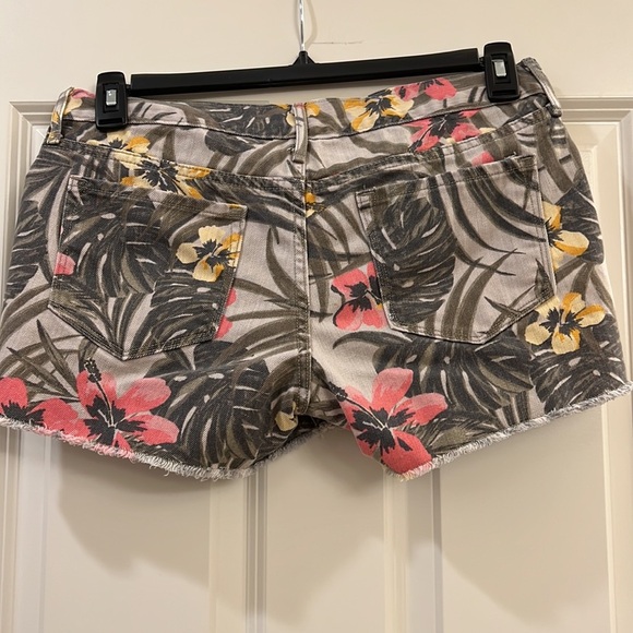 Old navy ladies shorts - Picture 4 of 7